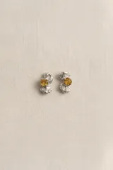 Aros abridores de plata con formas orgánicas y piedra de citrino natural facetada en el centro.