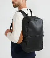 Mochila masculina de estilo business, confeccionada en poliuretano reciclado con acabado texturizado. Presenta un diseño minimalista sin estampado, con cierre principal de cremallera y un bolsillo frontal con cierre.