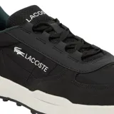 Championes Lacoste modelo Elite Active Evo, color negro con detalles en verde oscuro y suela blanca. Diseño deportivo con paneles de tela y refuerzos de gamuza, logo de la marca en el lateral y en la lengüeta.