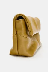 Bolso de mano tipo sobre color mostaza, con diseño acolchado y costuras geométricas. Cuenta con cierre imantado y asa tipo bandolera extraíble.