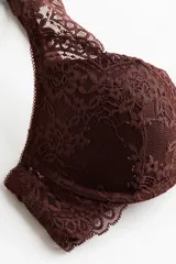 Soutien push-up de encaje color marrón con aros, copas con relleno y breteles anchos de encaje ajustables.
