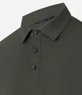 Camisa polo masculina de manga corta, confeccionada en tejido técnico de poliamida con elastano. Presenta cuello inglés con cierre de botones y diseño liso en color marrón, con tecnología de secado rápido y confort térmico.