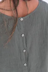 Blusa verde seco de lino, corte holgado, con mangas 3/4 y cuello redondo.
