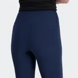 Calza deportiva New Balance High Rise Legging 25, color azul marino, tiro alto y corte ajustado. Presenta el logo NB reflectante en el muslo.