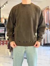 Buzo oversize de cuello redondo en color marrón con efecto gastado, con gran estampado en la espalda de estrellas y el texto VCP CNPT.