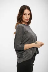 Buzo de tejido fino con acabado brillante, de corte holgado y mangas tres cuartos.