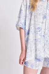Short casual de lino color blanco con estampado de motivos playeros en azul.