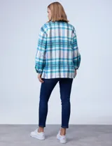 Sobrecamisa de tejido soft cuadrillé en tonos celeste, blanco y gris. Tiene cuello con solapa, abertura central con botones, bolsillos delanteros y mangas largas con puño y botón.
