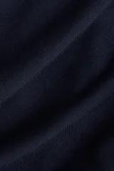 Top de manga larga confeccionado en punto suave, con escote bote y diseño entallado. Presenta frunces laterales que generan un efecto drapeado en la prenda.
