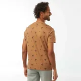 Camiseta marrón con estampado de palmeras negras, de manga corta y cuello redondo.