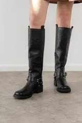 Bota alta color gris con hebillas y detalles metálicos.