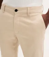 Pantalón slim de sarga color beige para hombre, con cintura con trabillas, cierre tradicional y bolsillos laterales y traseros.