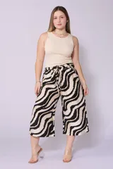 Pantalón palazzo corto con estampado de cebra en tonos verde y beige. El pantalón es tipo culotte, con cintura elastizada y cordón ajustable.
