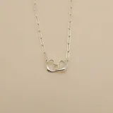 Gargantilla de plata 925 con cadena de eslabones rectangulares y dije doble de corazones entrelazados.