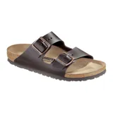 Sandalias Birkenstock Arizona de cuero marrón con dos correas ajustables con hebillas metálicas color cobre.