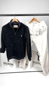 Buzo negro de chenille con cuello alto y medio cierre frontal. Interior de peluche.