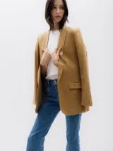 Blazer color marrón claro, con solapas y bolsillos con solapa.