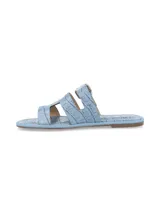 Sandalias planas celestes con textura efecto cocodrilo, diseño de tiras cruzadas y hebilla metálica de ajuste en el empeine.