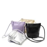 Bandolera lila de símil cuero con cierre superior, correa fija, herrajes plateados y un compartimento principal con un bolsillo interno con cierre y otro abierto.