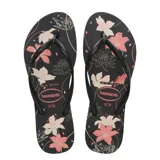 Sandalias tipo ojotas Havaianas modelo Slim Organic, con base negra y estampado floral en tonos rosados y blancos. Presentan tiras finas de color negro con el logo de la marca.