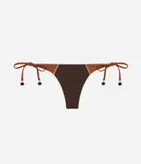 Bombacha de bikini con lazos laterales ajustables, confeccionada en microfibra bicolor marrón y terracota, con detalle de bordado de palmera y efecto levanta cola.
