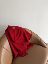 Ruana negra de tejido liviano con terminación de flecos en el ruedo y mangas amplias.