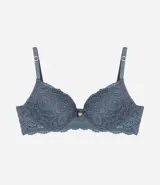 Soutien femenino modelo base, con relleno hueco, confeccionado en encaje rústico. Posee tirantes finos ajustables y un pequeño lazo con medalla aplicada en el centro del busto.