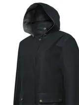 Chaqueta de algodón orgánico encerado, resistente al agua y al viento, con diseño de corte recto. Presenta cuello alto, gorro removible con forro a cuadros, cierre frontal metálico oculto por solapa con botones a presión y dos bolsillos frontales con solapa. Incluye detalles en cotelé y forro interior funcional.