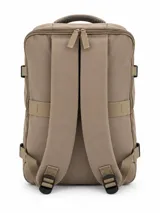 Mochila de viaje color tostado, con diseño rectangular, compartimentos frontales con cierre y asas de mano superior.