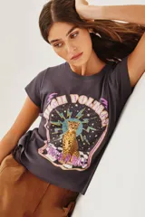 Remera de algodón color gris oscuro con estampado frontal de un guepardo sentado sobre un fondo estrellado con rayos y texto que incluye "High Voltage" y "Rock N Roll".