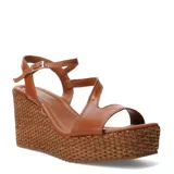 Sandalias de plataforma de corcho trenzado y taco chino, color suela, con tiras cruzadas de cuero y cierre de hebilla en el tobillo.