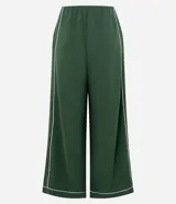 Pantalón deportivo ancho de color verde oscuro, de talle alto con cintura elástica y detalles de vivos en color blanco en los laterales y la botamanga.