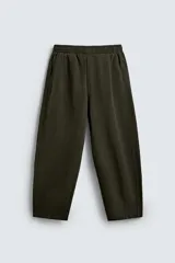 Pantalón jogger de algodón color verde oscuro, con efecto lavado, corte balloon fit y cintura elástica. Presenta bolsillos delanteros y bolsillos traseros de plastrón.