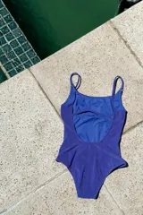 Traje de baño entero color rojo con estampado geométrico en blanco. Diseño con escote en U, tiras finas y corte debajo del busto.