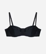Top de bikini negro con corte media taza, sin copa y con tirantes ajustables.