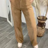 Pantalón de tiro alto color beige, con corte recto y diseño combinado de pana y tela lisa.