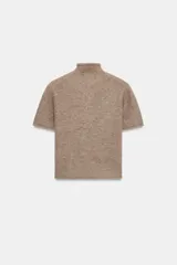 Jersey de punto de tacto suave, color gris jaspeado, con cuello subido y manga corta.
