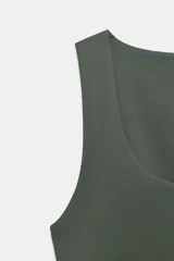 Camiseta blanca ajustada de poliamida con tirantes anchos y escote redondo.