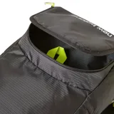 Mochila negra de poliéster con logo de New Balance estampado en blanco, asa de mano amarilla y bolsillo frontal con cierre.