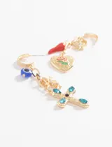 Par de caravanas asimétricas de estilo colgante con base de argolla plateada. Un pendiente presenta dijes de estrella, ají rojo y corazón con rosa esmaltada; el otro incluye dijes de ojo turco, ángel y cruz con piedras de cristal azul.