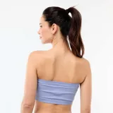 Bandeau de diseño strapless confeccionado en tejido de canalé, con detalle fruncido en el centro del pecho y acabado sin costuras.