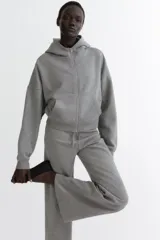 Pantalón deportivo de felpa con corte acampanado, cintura elástica con cordón ajustable e interior cepillado suave.