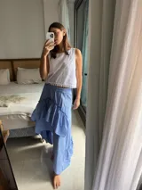 Pollera larga celeste de diseño fluido, confeccionada en algodón, con capas asimétricas, volados y cintura elástica.