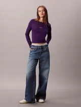 Remera Calvin Klein de manga larga y corte ajustado, color morado, confeccionada en tejido acanalado con cuello redondo. Presenta el monograma de la marca bordado en el centro del pecho.