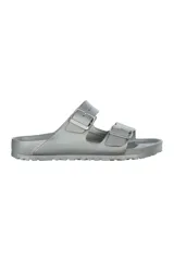 Sandalias Birkenstock Arizona Eva color plateado, con dos correas ajustables con hebillas metálicas y plantilla anatómica.