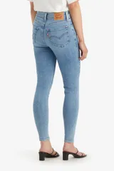 Pantalón de jean celeste de tiro alto y corte super skinny.