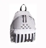 Mochila Eastpak con estampado geométrico de rayas blancas y negras.