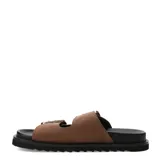 Sandalias Miss Carol modelo Mura, color marrón, con dos tiras anchas en el empeine ajustables mediante grandes hebillas metálicas doradas. Poseen suela plana de goma negra con diseño dentado.