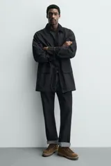 Bota de caña baja con acabado en serraje, horma redonda y suela track con volumen.