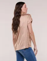 Blusa azul marino de silueta relajada confeccionada en satén, con escote redondo, hombros caídos y mangas cortas de corte japonés con puño doblado.